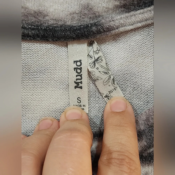 Mudd cropped top with black and white tie dye pattern Size S (Juniors) - Picture 4 of 4